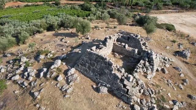La pirámide griega – Señales en la Vía Láctea – La ciudad de los locos – El manto