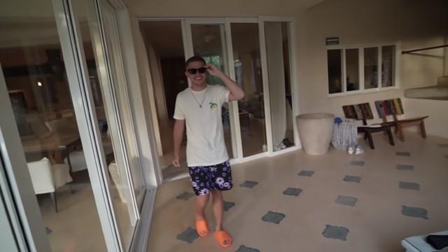 Inoxtag mange en tête à tête avec la sirène (il obtient un bisou)