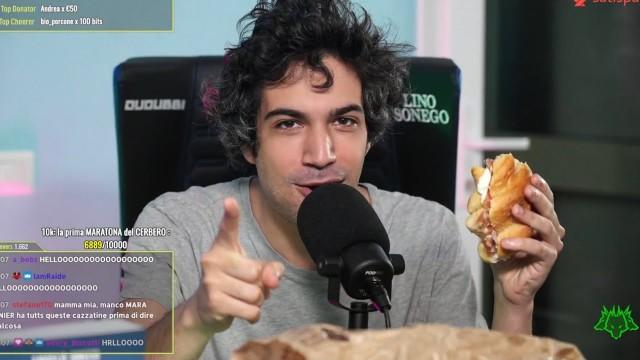 Scuola: pantaloncini e top o divisa? Discutiamone. | Cerbero Podcast #1379
