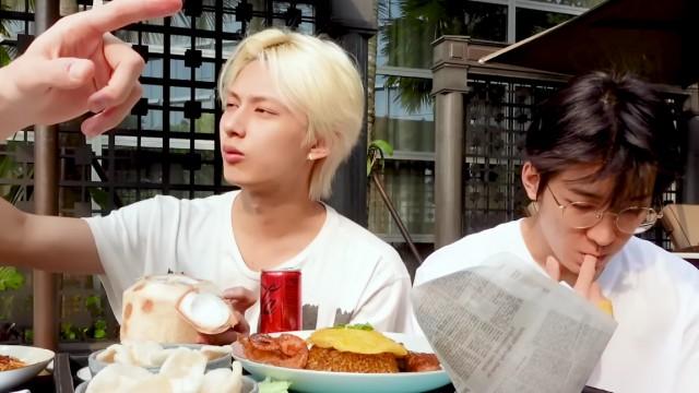 Junie’s swimming pool mukbang with Wonwoo, Vernon | Playing in a Bangkok swimming pool | Horangi and Crong’s dip in the water #12