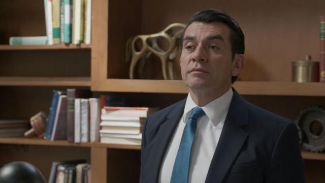 A Armando le avergüenzan sus orígenes