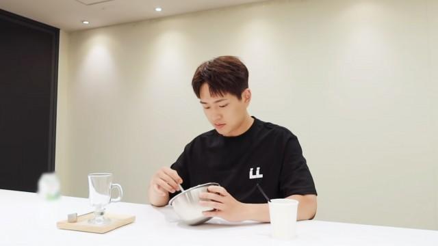 ONEW Jin Ki-pyo Dalgona coffee making (Charm-Dalgona^▽^)