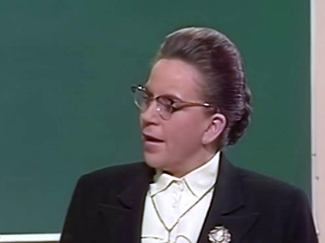 La directora toma el control