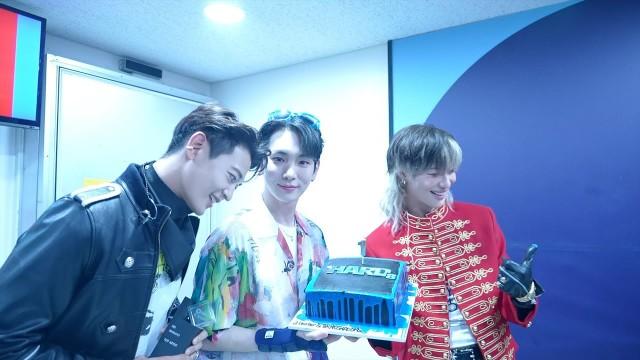 일등했드아아아. | SHINee 샤이니 'HARD' 음악방송 1위 Behind