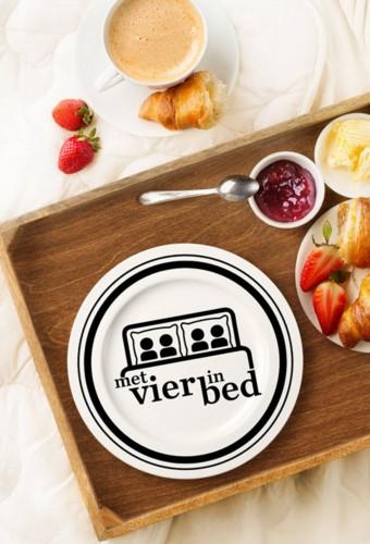 Met Vier In Bed