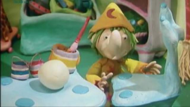 Pondorondo bemalt ein Osterei