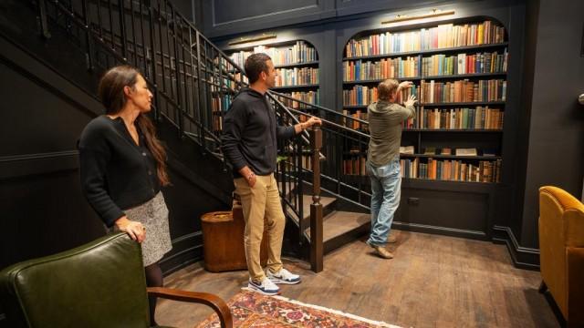 Checking in to Hotel 1928