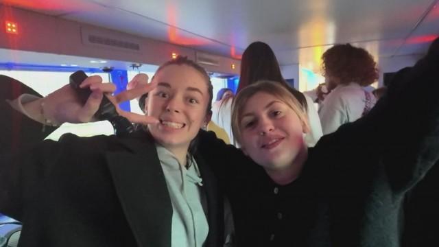 Les élèves s'installent dans le bus !