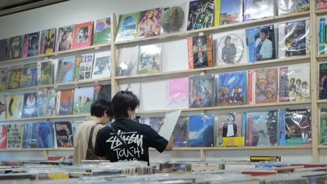 EP.22 | Walking around the Red Building - Chatuchak Market