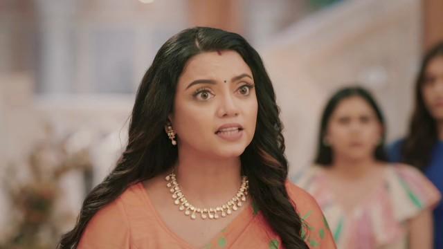 Ambika Exposes Pari's Secret Job