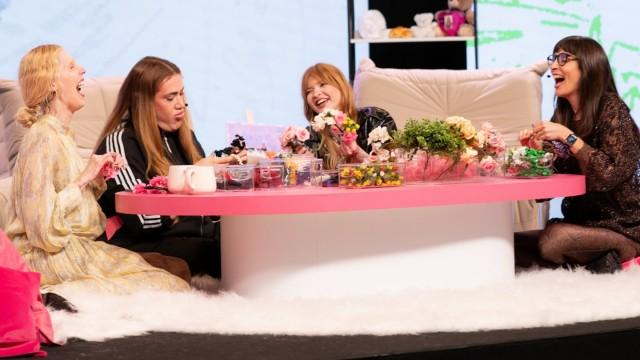 FAZENDO COROA DE FLORES e JULGANDO CELEBS