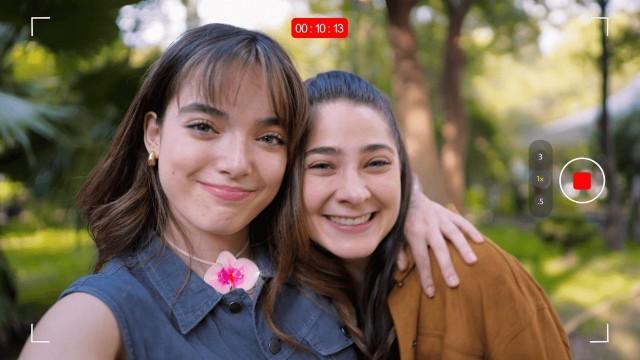 Ni un beso nos hemos dado