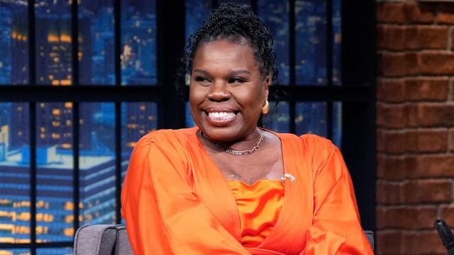 Leslie Jones, Amelia Dimoldenberg