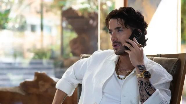 Charly piensa que Sky es aliada de Mike y lo está traicionando