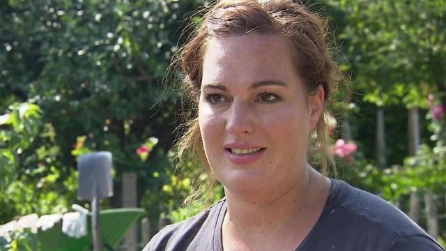 Ein Pool aus Getränkekisten